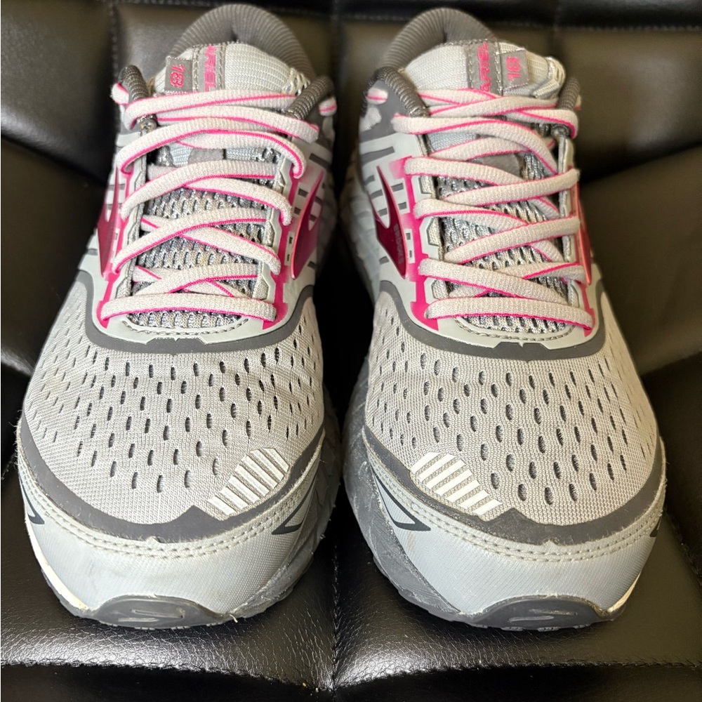 Brooks Ariel 18 Gray and Pink Athletic Shoes size 9.5